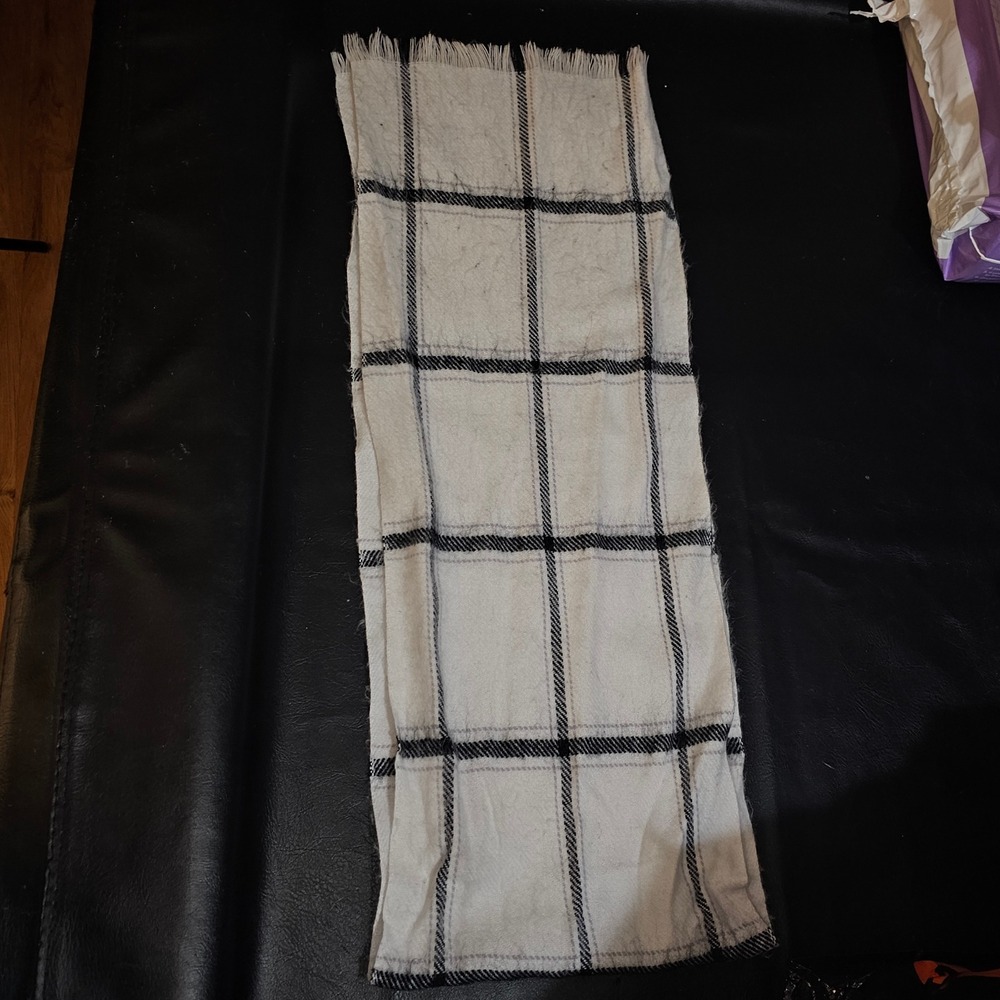 Black White Womensโ Cashmere Scarf